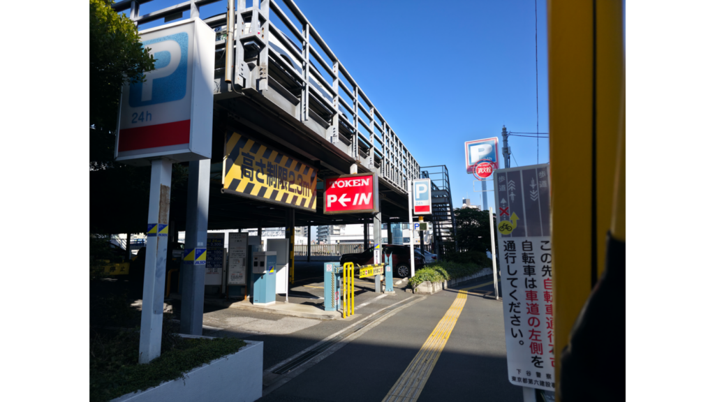トーケンパーキング 駐車場入口へ向かう言問い通り周辺の様子