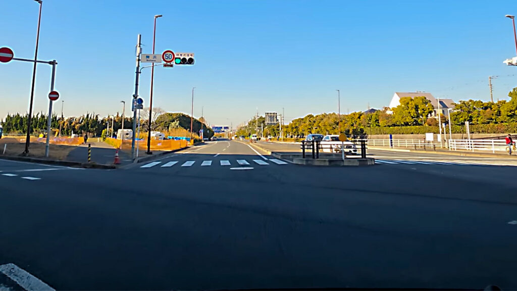 舞浜交差点付近からディズニーアンバサダーホテル方面へ向かう道路