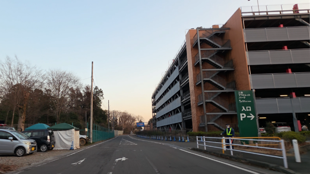 alt:三井アウトレットパーク 入間 外周から駐車場 入口案内(外観・進入路)