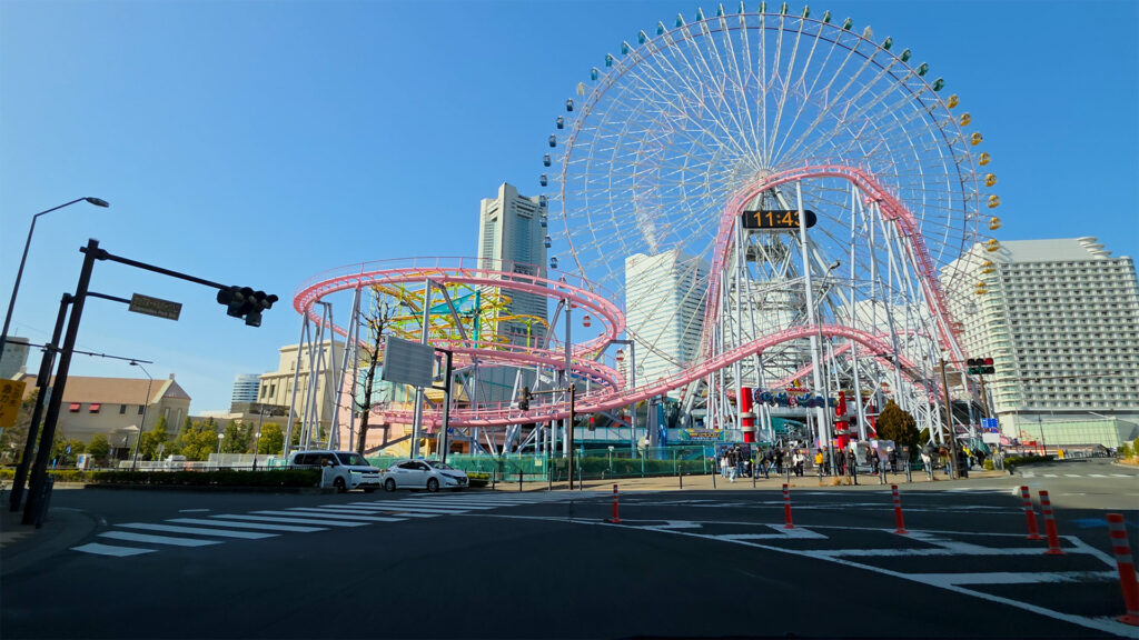 横浜ワールドポーターズ 周辺風景(観覧車とみなとみらいの街並み)