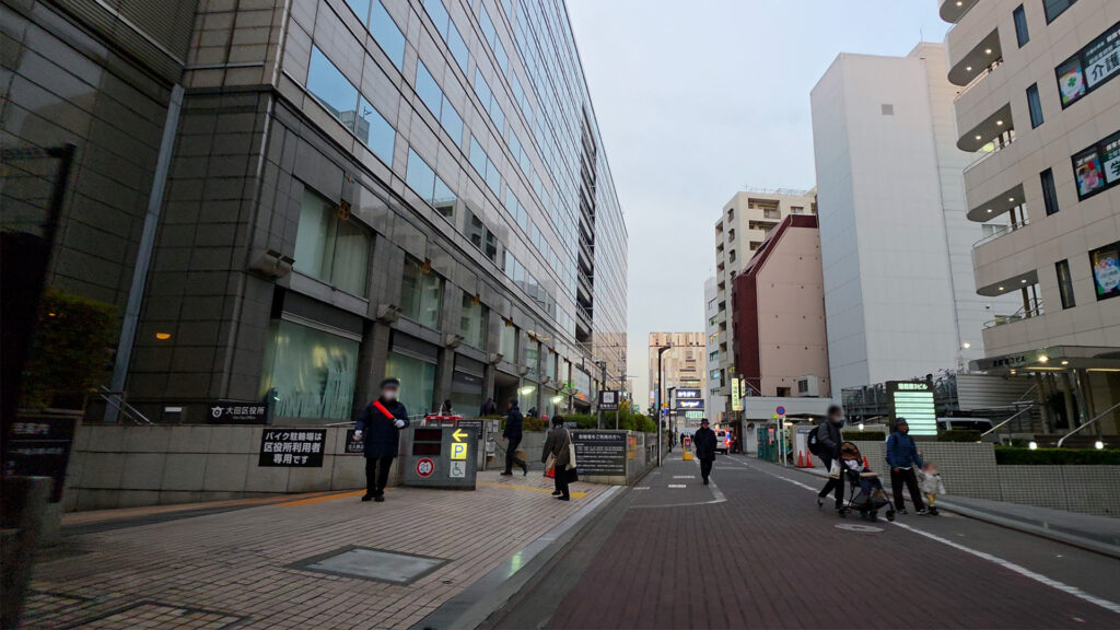 大田区役所地下駐車場 入口へ向かう進入路の見え方