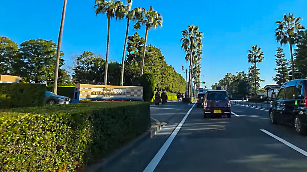 ディズニーアンバサダーホテル敷地入口付近の道路と案内表示