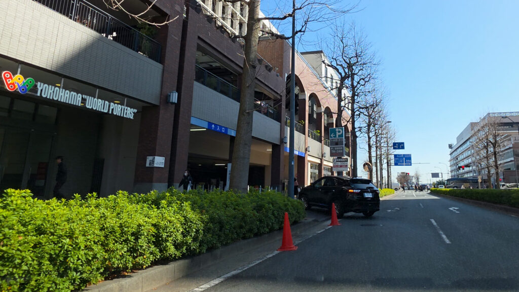 横浜ワールドポーターズ 外観(立体駐車場入口付近の案内が分かる様子)