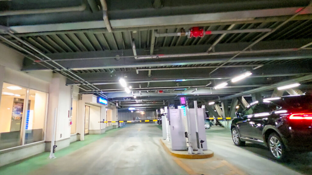 横浜ワールドポーターズ 駐車場入口ゲート(発券機と進入レーン)