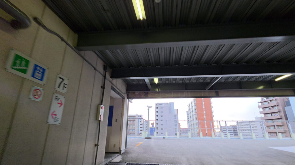 タイムズ・チネピット 屋上（RF）へ上がった付近のフロア表示と場内の見通し