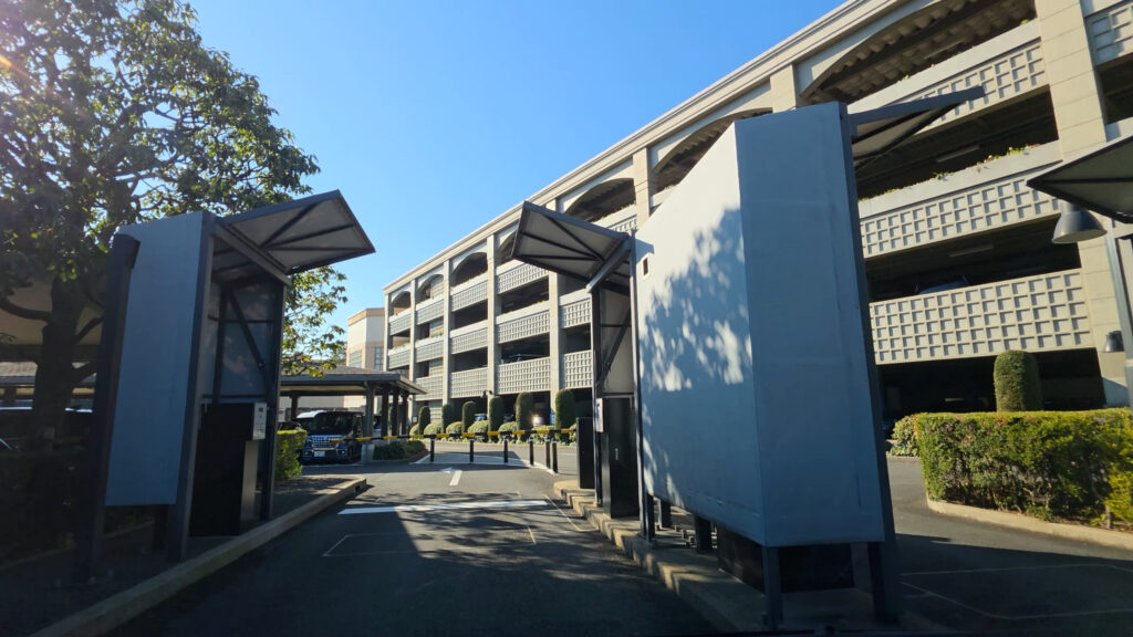 ホテルミラコスタ 駐車場入口ゲート付近（発券機前）