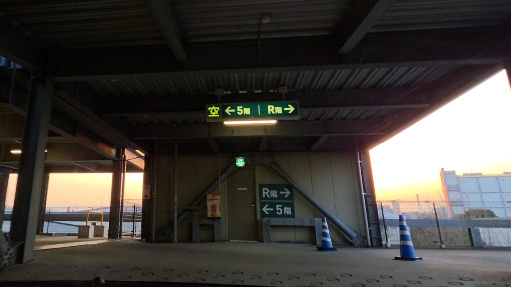 alt:5FとRFの分岐スロープ(上階へ上がる動線)