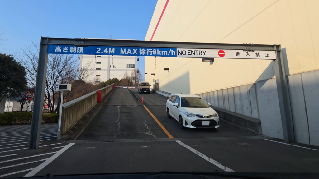 コストコ入間 立体駐車場のスロープ入口（高さ制限2.4m表示）