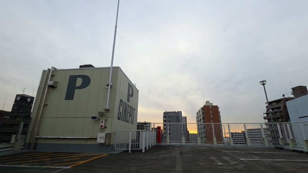 タイムズ・チネピット 屋上（RF）駐車エリア（P CINEPITの表示）