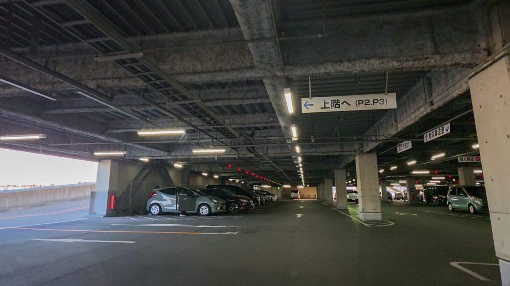 コストコ入間 立体駐車場の場内案内（上階P2・P3方面の表示）