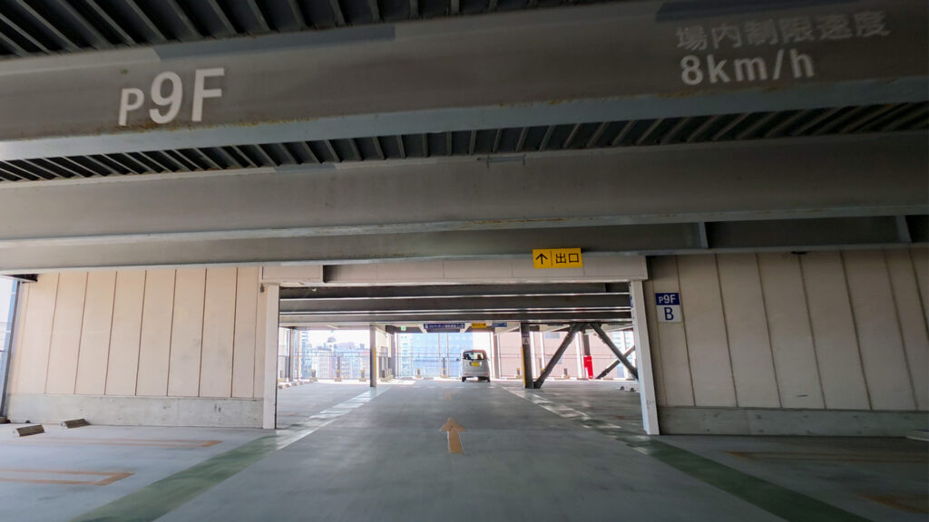 横浜ワールドポーターズ 駐車場9F付近の走行路(p9F表示と出口案内)