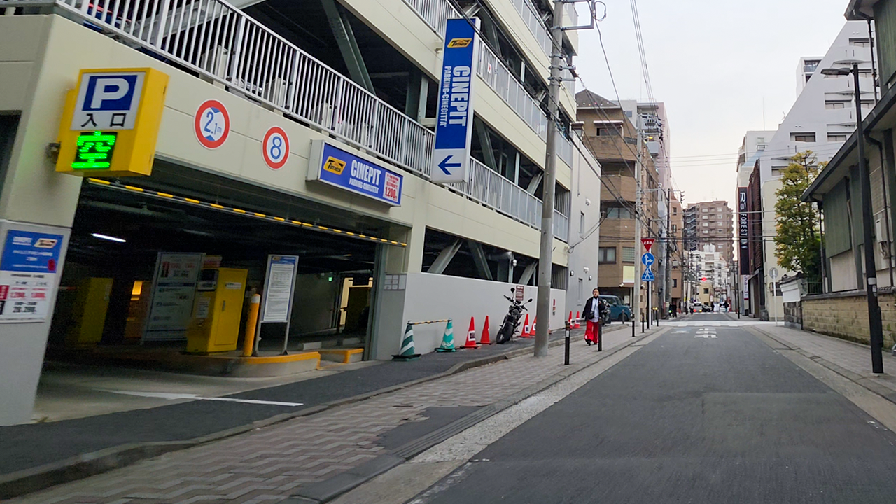 ラ チッタデッラ 立体駐車場入口（タイムズ・チネピット）