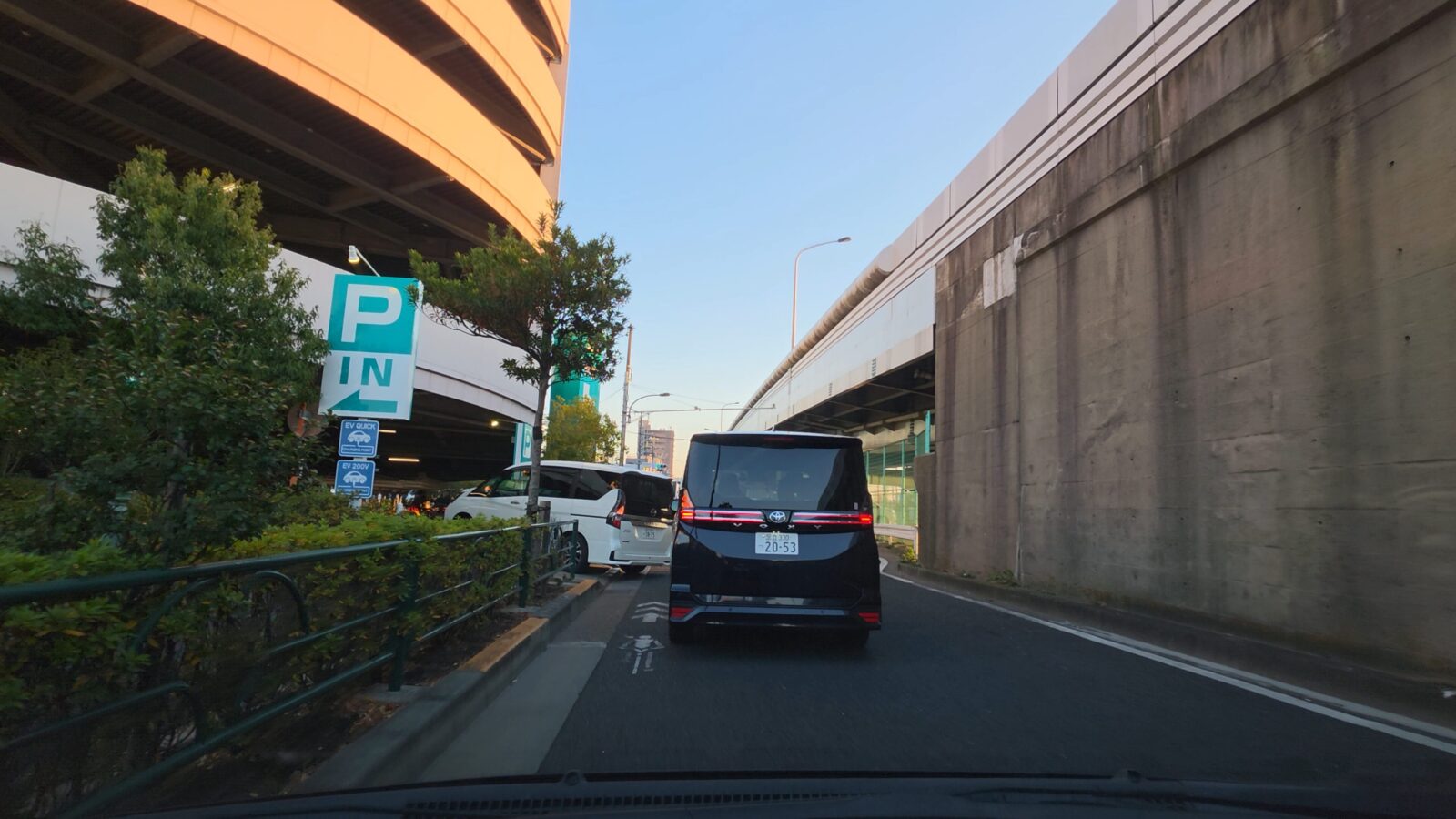 ニトリ小岩環七店 立体駐車場入口
