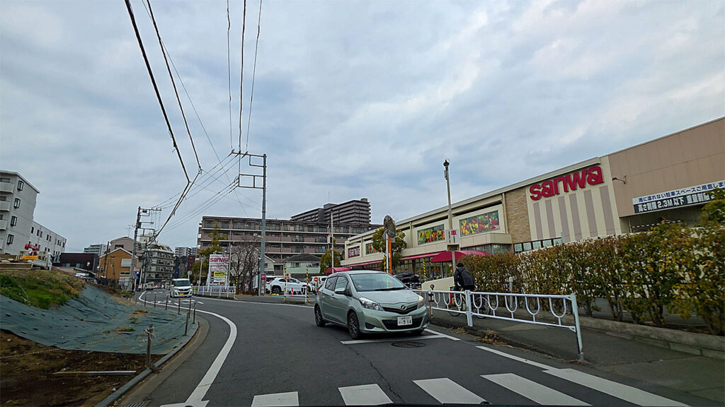 スーパー三和 上鶴間店付近の道路風景（ヨドバシ町田へ向かう出発地点の目印）