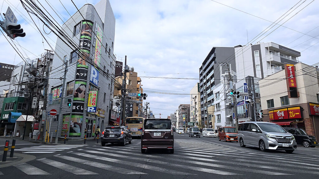 ニトリ新横浜 駐車場へ向かう六角橋交差点付近の道路状況