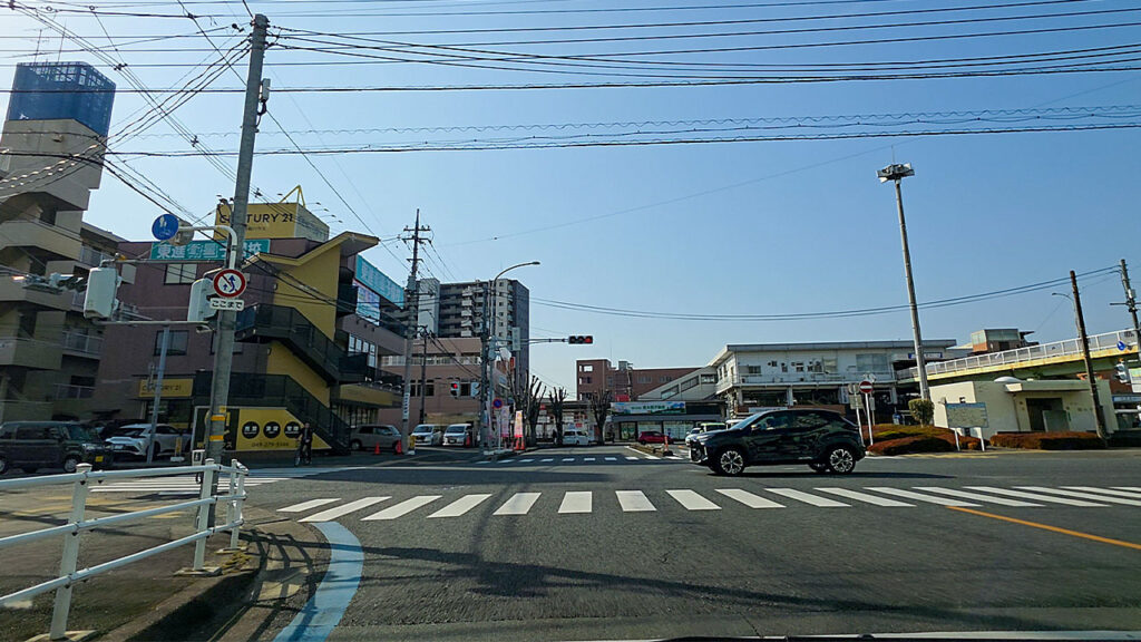 ワカバウォーク周辺の交差点風景（若葉駅前エリア）