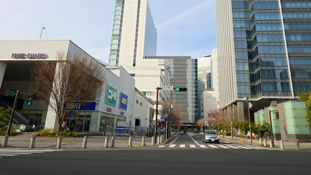 プライムギャラリー みなとみらい 駐車場入口付近の目印（ニトリ／AOKI周辺）