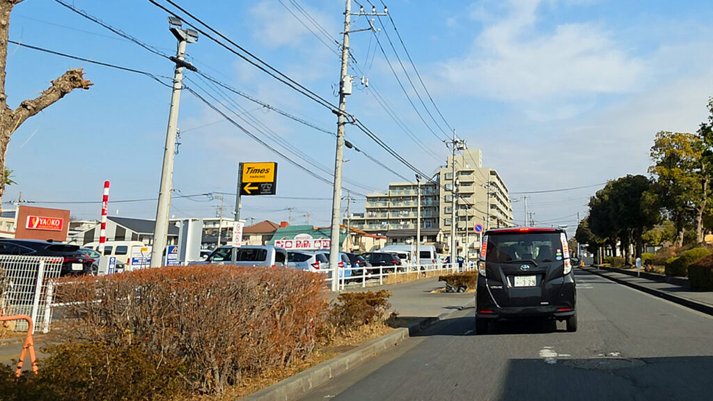 ワカバウォーク駐車場入口へ向かう進入路（Times看板）