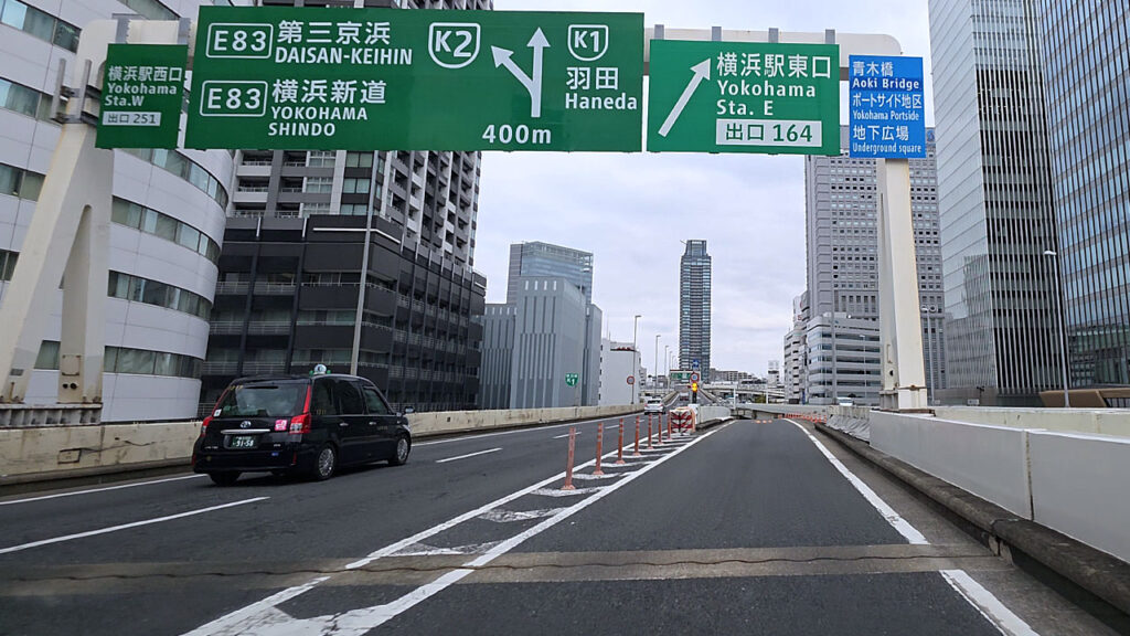 横浜駅東口IC付近の案内標識（出口164周辺）