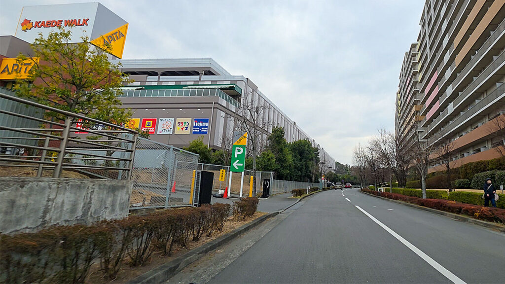 アピタ長津田店 外観と駐車場案内（P表示の目印）