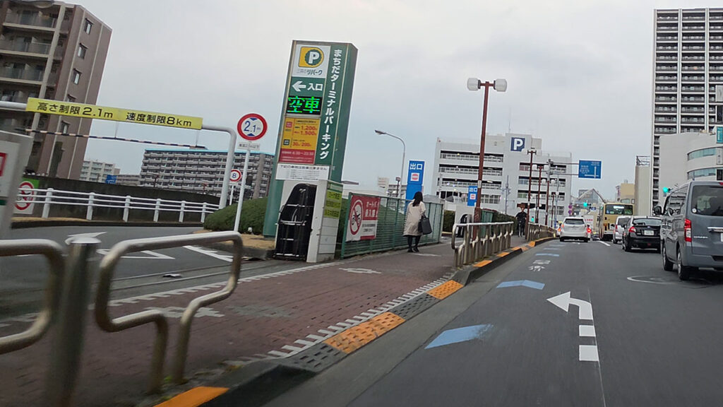 まちだターミナルパーキング入口 高さ制限2.1m表示