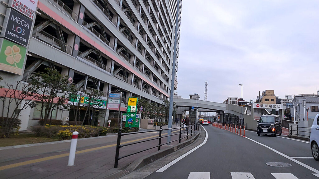 相模大野駐車場入口の案内（IN表示／ボーノ相模大野提携）