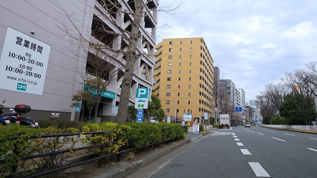 ニトリ新横浜 駐車場入口（IN表示・進入口）