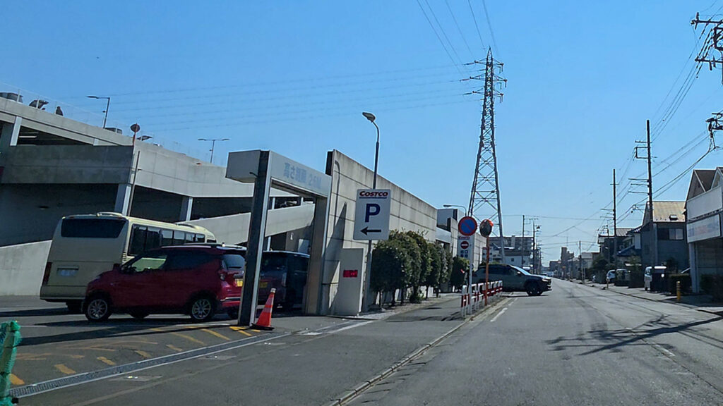 コストコ座間倉庫店 立体駐車場入口が見えてくる手前の道路状況