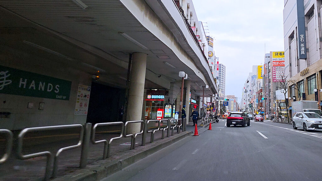 町田東急ツインズ イースト周辺（入口方面の目印になる建物と道路）