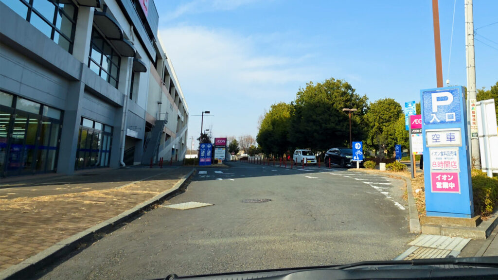 ヤマダデンキ Tecc LIFE SELECT 狭山店 立体駐車場入口（進入の目印）