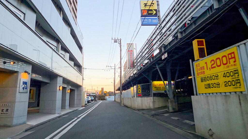 タイムズ京急川崎駅前 立体駐車場入口の進入位置