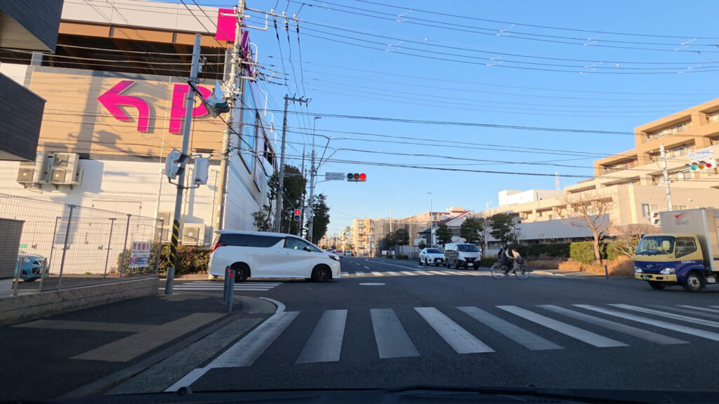 交差点付近の目印(イオンP案内が見えるシーン)