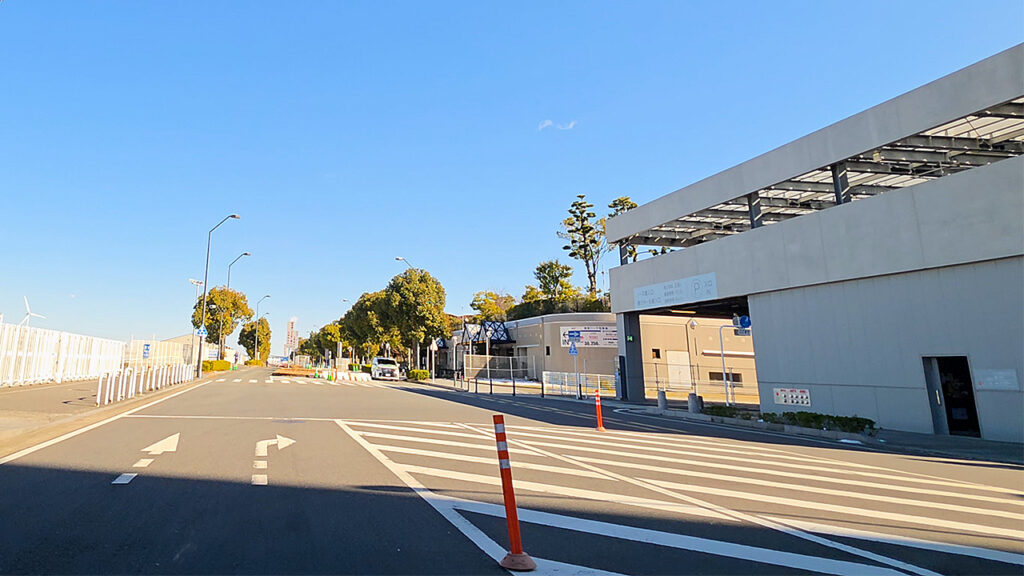 パシフィコ横浜 ノース駐車場 P4 入口手前の進入路