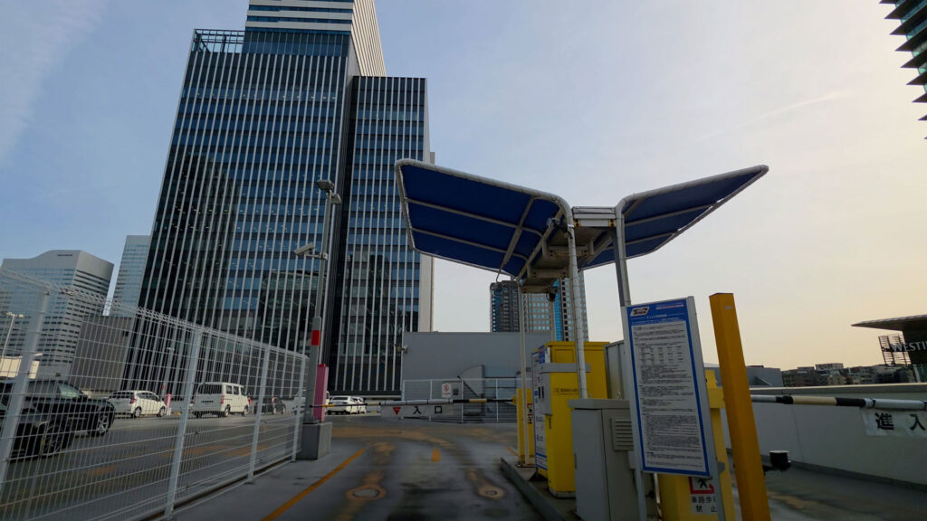 プライムギャラリー みなとみらい 駐車場入口ゲート（発券機）の位置