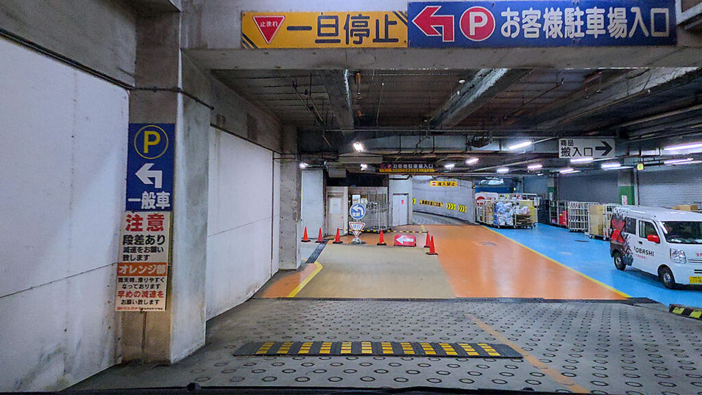 ヨドバシカメラ マルチメディア町田 駐車場の入口ゲート手前付近の風景