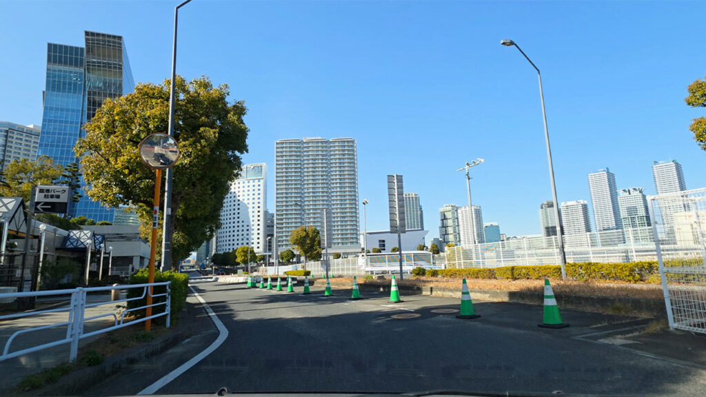 臨港パーク駐車場 平面P2 入口が見える地点