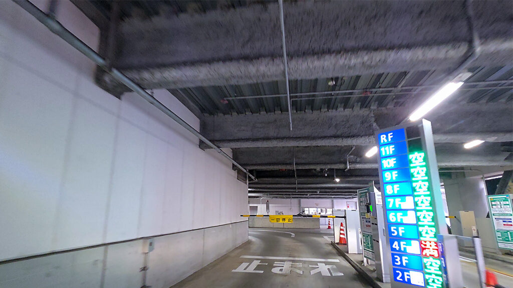 相模大野駐車場入口（立体）入口ゲート付近（ボーノ相模大野提携）