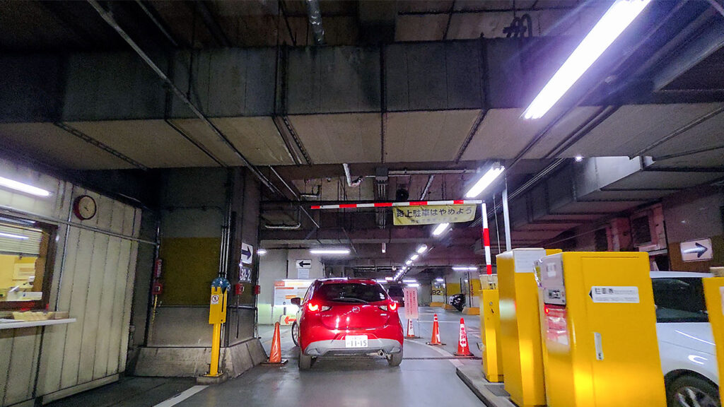 町田東急ツインズ イースト 地下駐車場入口（入口ゲート／発券機付近）