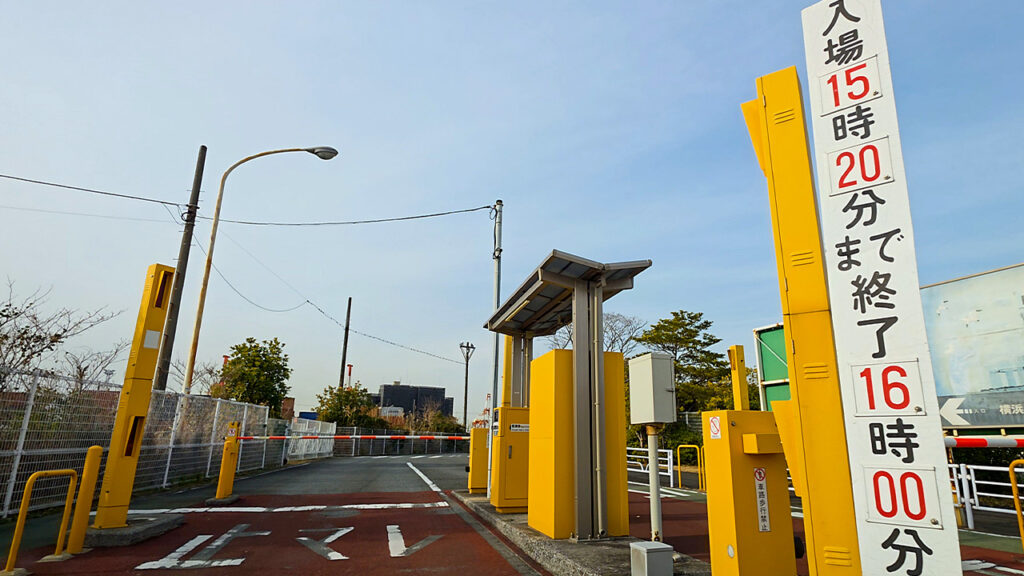 入口ゲート／発券機（横浜港シンボルタワー 平面駐車場）