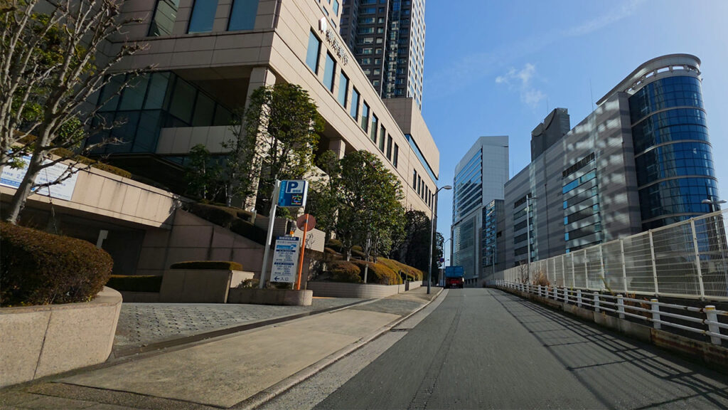 横浜銀行 駐車場入口（地下駐車場 進入位置の目印）