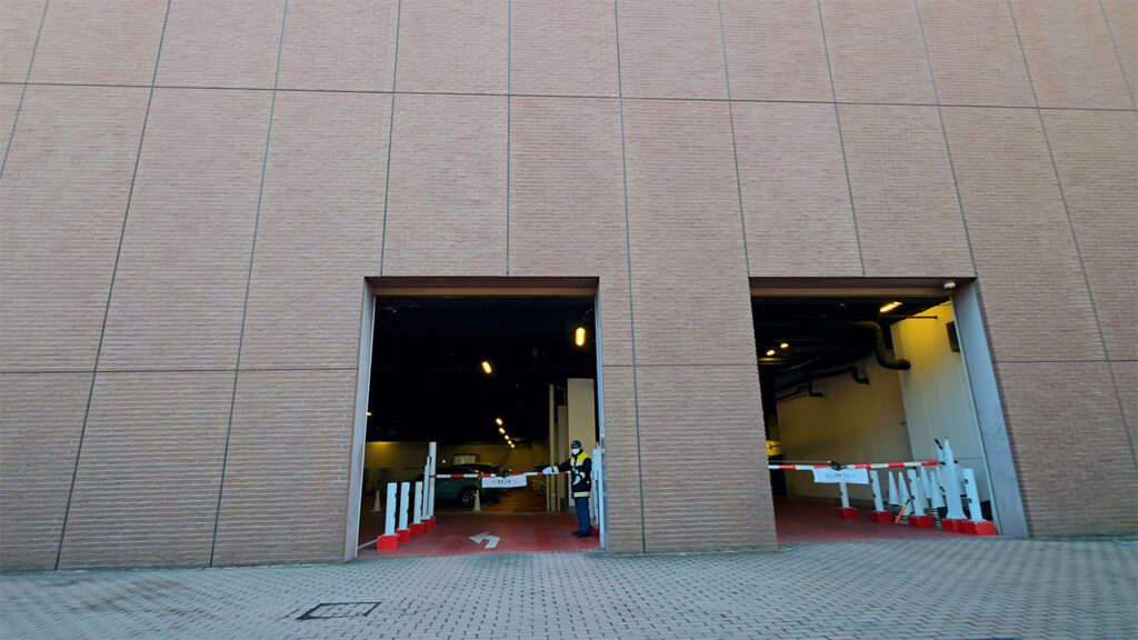 カップヌードルミュージアム 横浜 駐車場入口(入口ゲート手前)