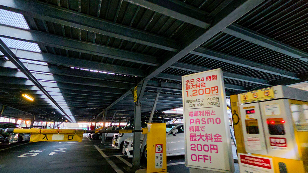 タイムズ京急川崎駅前 入口ゲート 発券機
