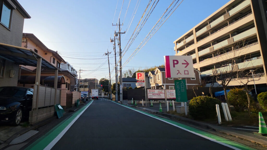 イオン横浜新吉田店 駐車場入口の案内(P→入口 看板)