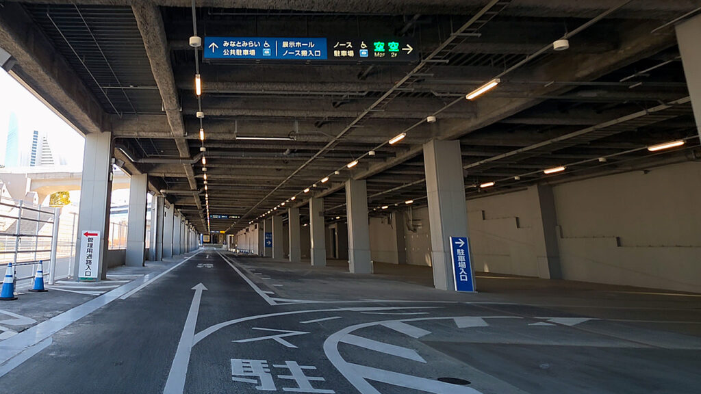 パシフィコ横浜 ノース駐車場 P4 場内の誘導サイン