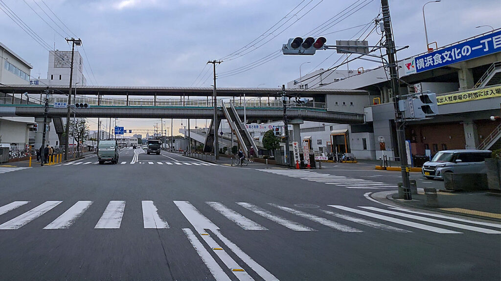 横浜市中央卸売市場本場 周辺道路（交差点付近の目印）