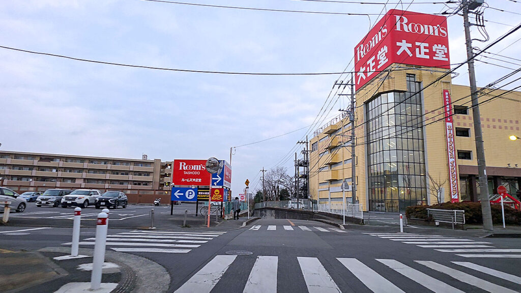 MEGAドン・キホーテ上鶴間店 入口手前の交差点（分岐ポイント）