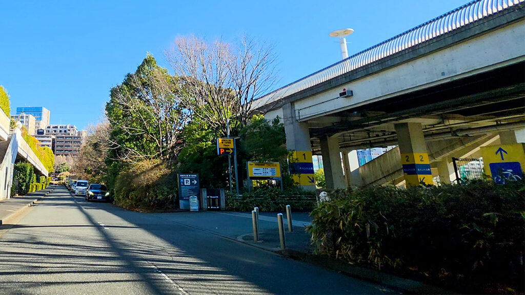 日産スタジアム 第1駐車場 入口の手前（案内看板の位置）