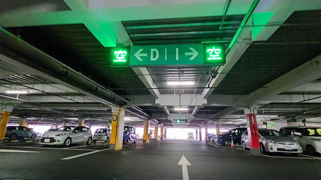 アピタ長津田店 立体駐車場内（空き表示と通路の雰囲気）