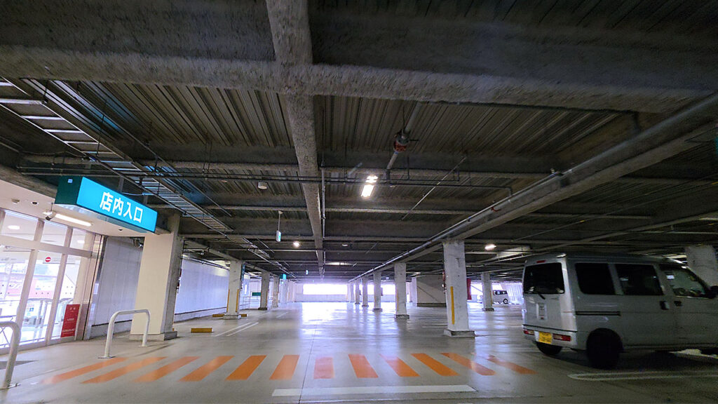 ニトリ新横浜 駐車場5Fの走行中の店舗入口見え方