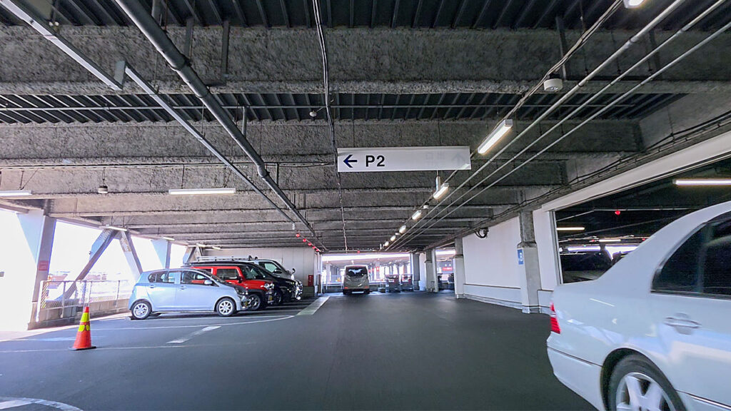 コストコ座間倉庫店 立体駐車場の2Fから屋上階への案内板